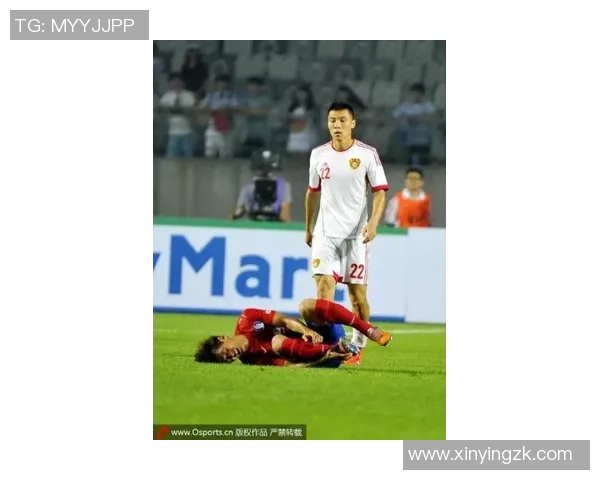 明星拆开足球球星卡的趣味挑战与背后的收藏热潮揭秘 明星拆开足球球星卡的趣味挑战与背后的收藏热潮揭秘